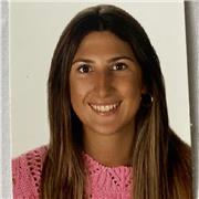 Profesora imparte clases particulares a niños y niñas